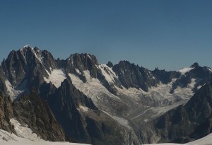 Ghiacciaio di Talèfre, sulla sinistra l'Aiguille Verte (Photo courtesy of Francofranco56 on Wikimedia Commons)