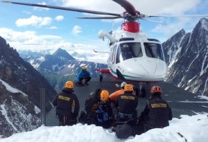 Le ricerche nei giorni scorsi hanno impegnato sia gli elicotteri che le squadre di terra del Soccorso alpino della guardia di finanza e del Soccorso alpino valdostano (Photo courtesy of Ansa)