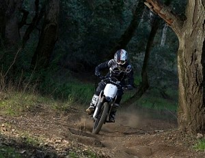 Pilota di enduro percorre un sentiero nel bosco (Photo courtesy of Muc10 on Wikimedia Commons)