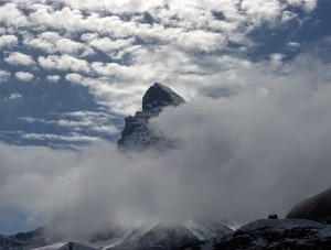 Cervino avvolto da nebbia e nuvole (Photo courtesy of Aliberat on Wikimedia Commons)