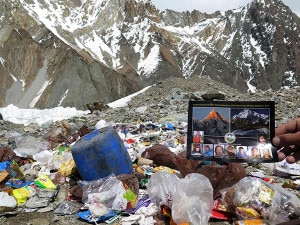 Campo base del Broad Peak i rifiuti della spedizione di David Lama (Photo www.paesieimmagini.it)