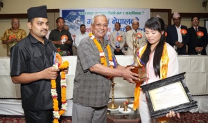 UCPN (Maoist) general secretary Posta Bahadur Bogati handing over International Mountaineer of the Year trophy to Chinese Mountaineer Wang.