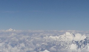 Shisha Pangma, a sinistra, e Cho Oyu, a destra (Photo courtesy of Ignat99 on Wikimedia Commons)