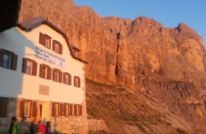 Il rifugio Fronza alla Coronelle (Photo www.rifugiofronza.com)