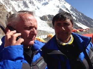 Agostino Da Polenza e Muhammad Taqi in collegamento con gli alpinisti in vetta