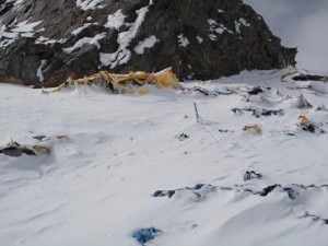 La neve sepellisce i rifiuti di campo due