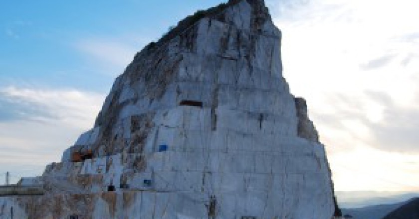 Monte-Serrone-Carrara-300x200.jpg