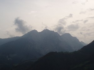 Cima del Fop, al centro, tra Monte Secco, a sinistra, e cima di Valmora, a destra. (Photo Andrea Castoldi courtesy of Wikimedia Commons)