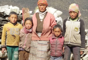 Family members of one of the victims of Mt Everest avalanche on April 18, 2014. Image Courtesy to Ningma Sherpa.