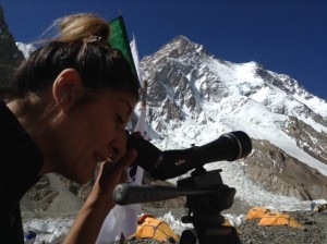 Stefania Mondini segue gli alpinisti in cima al Broad Peak con il canocchiale