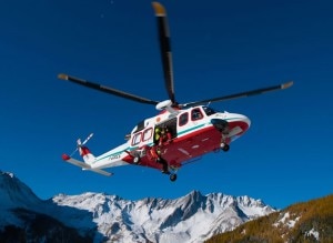 L'elicottero del Soccorso Alpino Valdostano in azione (Photo courtesy of www.soccorsoalpinovaldostano.it)