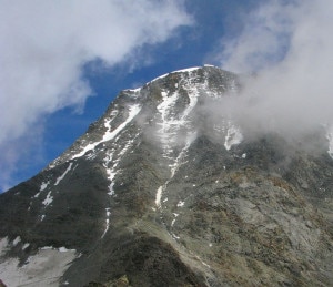 Il tratto della via normale francese che dal rifugio di Tête Rousse porta al refuge du Goûter in cui si trova il noto couloir - foto d'archivio - (Photo courtesy of Abjad on Wikimedia Commons)