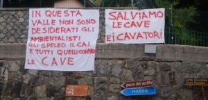 Striscioni contro il Cai sulle Alpi Apuane (Photo courtesy of Loscarpone.cai.it)