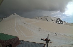 Le piste del passo Stelvio come apparivano pochi giorni fa dall'Hotel Livrio a 3184 metri di quota (Photo courtesy of www.webcam.valtline.it)