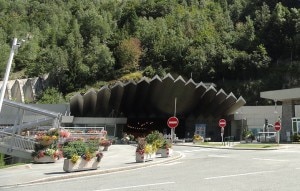 L'entrata al Tunnel del Monte Bianco, versante francese (Photo courtesy of Kristoferb on Wikimedia Commons)