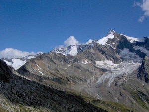 Rifugio Tridentina e Picco dei Tre Signori (Photo courtesy of Wikimedia Commons)