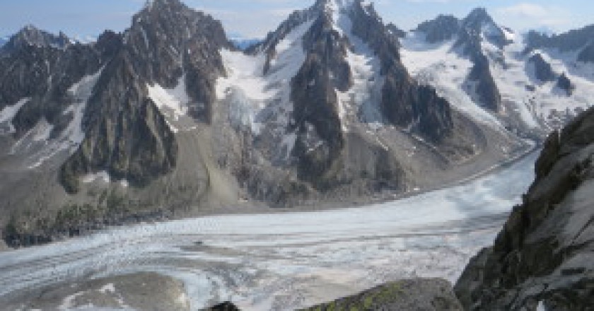 Aiguille-d’Argentiere-al-centro-con-il-ghiacciaio-di-Milieu-che-scende-dalla-cima-fin-sul-ghiacciaio-d’Argentiere-Foto-M.Soregaroli-300x225.jpg