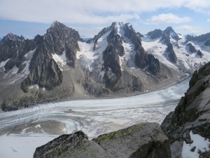 Aiguille d’Argentiere al centro con il ghiacciaio di Milieu che scende dalla cima fin sul ghiacciaio d’Argentiere (Foto M.Soregaroli)