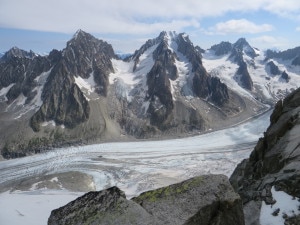 Aiguille d'Argentiere al centro con il ghiacciaio di Milieu che scende dalla cima fin sul ghiacciaio d'Argentiere (Foto M.Soregaroli)