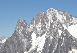 Glacier de la Charpoua, al centro, tra Les Drus, a sinistra, e l'Aiguille Verte, a destra (Photo Simo Räsänen courtesy of Wikimedia Commons)