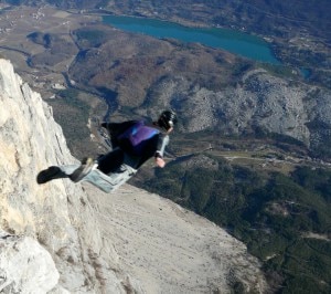 Base jumper si lancia in tuta alare dal Monte Brento (Photo courtesy of Wikimedia Commons)