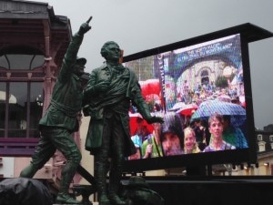 Chamonix, arrivo dell'Ultra Trail sotto la celebre statua dei primi salitori della montagna, Michel-Gabriel Paccard e Jacques Balmat