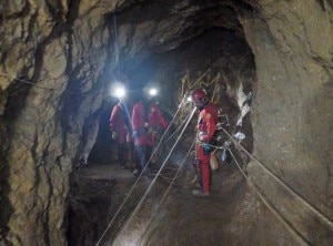 Intervento in grotta degli speleologi del Soccorso Alpino (Photo courtesy of www.soccorsospeleo.it)