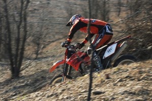 Pilota di Enduro nell'Appennino emiliano (Photo courtesy of Cai/Fmi)