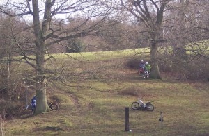 Piloti di Motocross tra i boschi (Photo David Anstiss courtesy of geograph.org.uk/Wikimedia Commons)