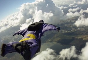 Base jumper durante un salto in tuta alare (Photo courtesy of Flickr/Wikimedia Commons)