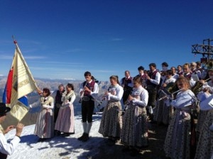 I musicisti della Musega Auta Fascia durante il concerto sulla vetta di Punta Penia, la cima più alta della Marmolada (Photo courtesy of trentinocorrierealpi.gelocal.it)