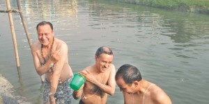 Top Government officials including Chief government secretary (center) taking bath after the  clean campaign. Image source: ekantipur