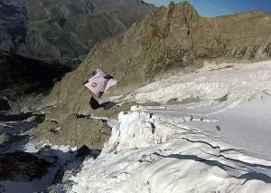 I Base jumpers sorvolano il ghiacciaio sospeso della Meije, a circa 2000 metri di quota (Photo François Gouy courtesy of François Gouy Airlines Pagina ufficiale di Facebook)