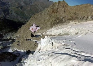 I Base jumpers sorvolano il ghiacciaio sospeso della Meije, a circa 2000 metri di quota (Photo François Gouy courtesy of François Gouy Airlines Pagina ufficiale di Facebook)