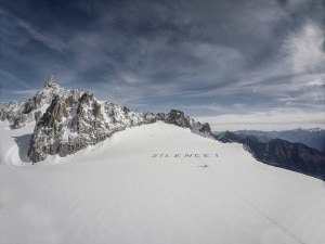 Photo of “Silence!” la protesta silenziosa sulle nevi del Monte Bianco
