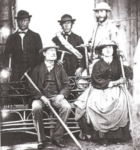 Lucy Walker e il padre Frank. Alle loro spalle, in piedi, alcuni alpinisti e guide della loro spedizione (Photo courtesy of Wikimedia Commons)