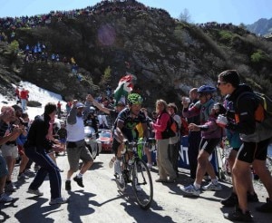 Il passaggio ai 2178 metri del Colle delle Finestre durante il Giro d'Italia 2011 (Photo courtesy of Pagina Facebook Ufficiale del Giro d'Italia)