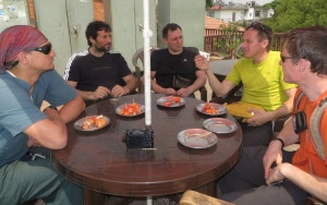 A sinistra Adam Bielecki, Alex Txikon e sulla desta Denis Urubko in una foto della spedizione al Kangchenjunga (Photo Adam-Bielecki)