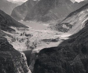 Foto aerea del Vajont scattata poco dopo il disastro (Foto Wikipedia)