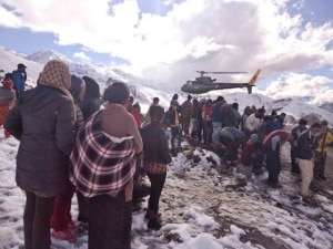 L'elicottero dell'esercito nepalese evacua i trekkers feriti al Thorung La Pass (Photo Nepalese Army Handout EPA)