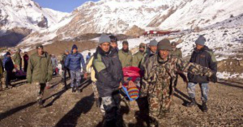 Lesercito-nepalese-effettua-i-soccorsi-nella-zona-dellAnnapurna-Circuit-Photo-European-Pressphoto-Agency-300x200.jpg