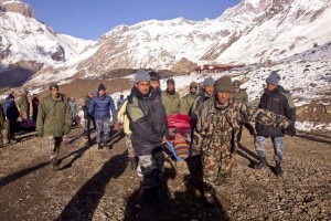 L'esercito nepalese effettua i soccorsi nella zona dell'Annapurna Circuit (Photo European Pressphoto Agency)