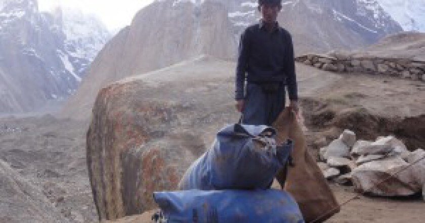 Raccolta-rifiuti-dietro-alle-cattedrali-del-Baltoro-300x224.jpg