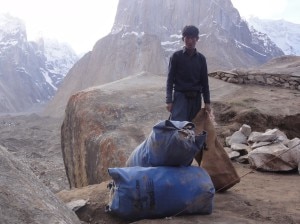 Raccolta rifiuti dietro alle cattedrali del Baltoro