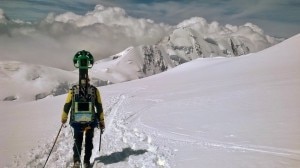 Operatore di Street View mentre affronta la salita a Punta Gnifetti con il trekker (Photo courtesy of Google Blog Italia)