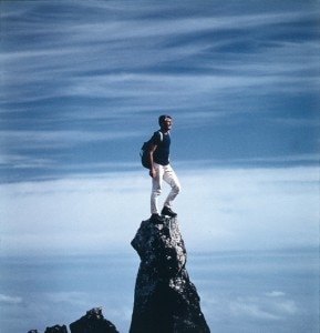 Uno degli scatti della mostra ritrae Walter Bonatti all'Isola di Pasqua nel 1969 (Photo courtesy of palazzodellaragionefotografia.it)