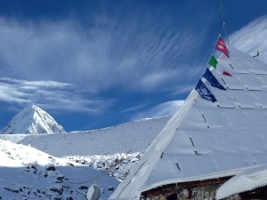 La Piramide dell'Everest completamente innevata dà un'idea della neve scesa nelle scorse ore anche nella valle del Khumbu