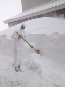 Sgombero neve alla stazione della Funivia Plateau Rosa (Photo courtesy of Rifugio Guide del Cervino - Pagina Facebook)
