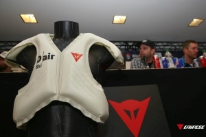 D-air Ski, l'Airbag di Dainese per gli sciatori durante una presentazione alla stampa (Photo courtesy of Dainese - Pagina Facebook)