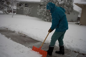 Cittadino spala la neve (Photo Andrea Booher courtesy of Federal Emergency Management Agency/Wikimedia Commons)